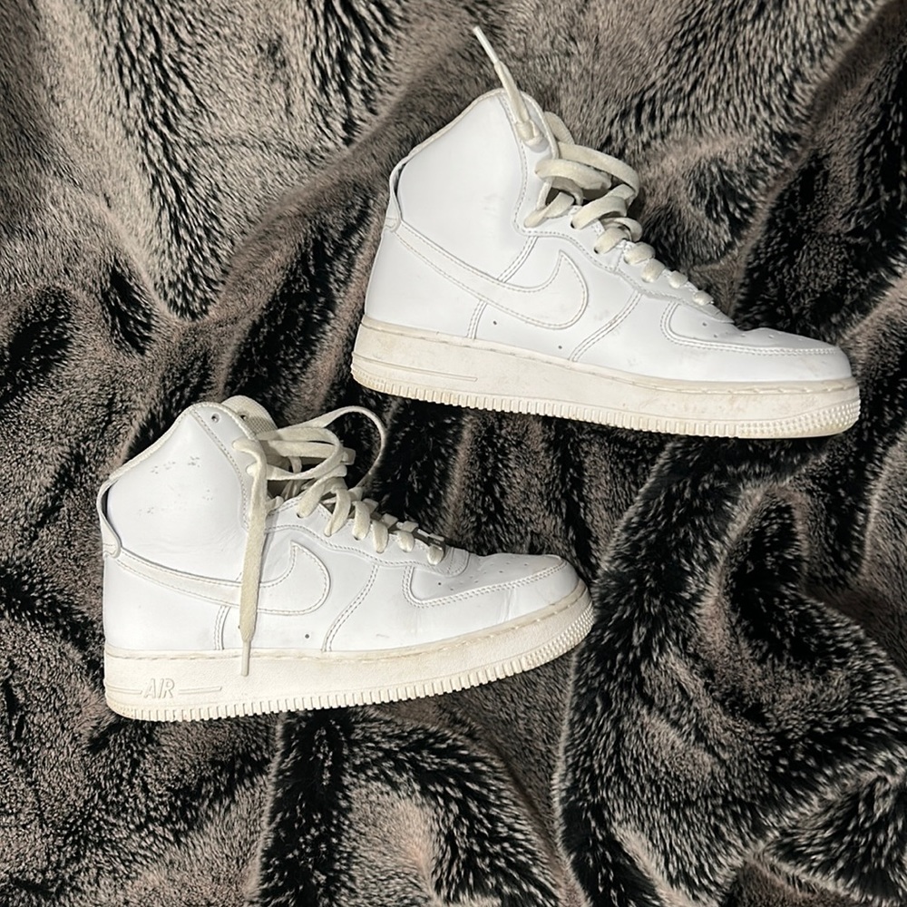 Size 7 Men’s Nike High Air Force 1s (white).